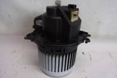 Dacia Dokker bontott használt fűtőventillátor 272102988R - Bontott használt Dacia elektronika alkatrészek webáruház