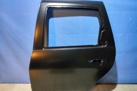 Dacia Duster bontott használt bal hátsó beszálló oldalajtó 821018552R - Bontott használt Dacia karosszéria alkatrészek webáruház